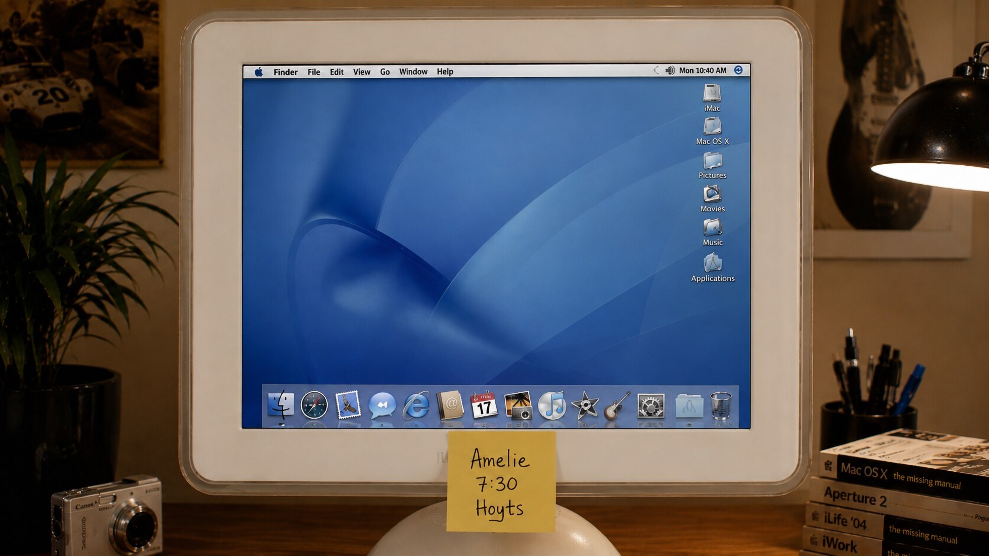 Un iMac G4 con un post-it: Amelie 7:30 Hoyts